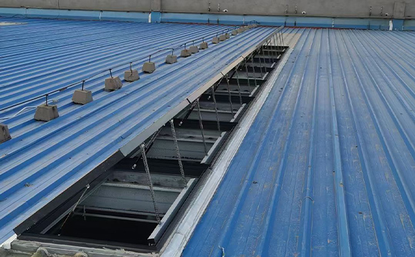 某城市大型商业综合体中庭宁陕排烟窗工程